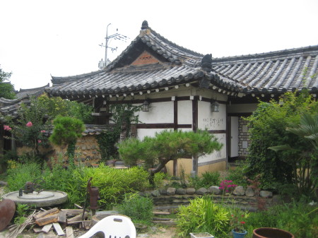 The courtyard at Sa chang rae