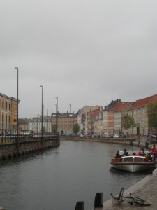 Inderhaven canal.  Note the toppled bike - unfortunately we saw the aftermath of many acts of petty vandalism, generally knocked over bikes, broken potted plants and graffity on public art.