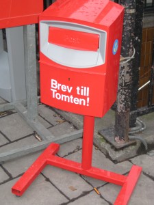 A special kid-sized mailbox for letters (brev) to Tomte!  Aw!